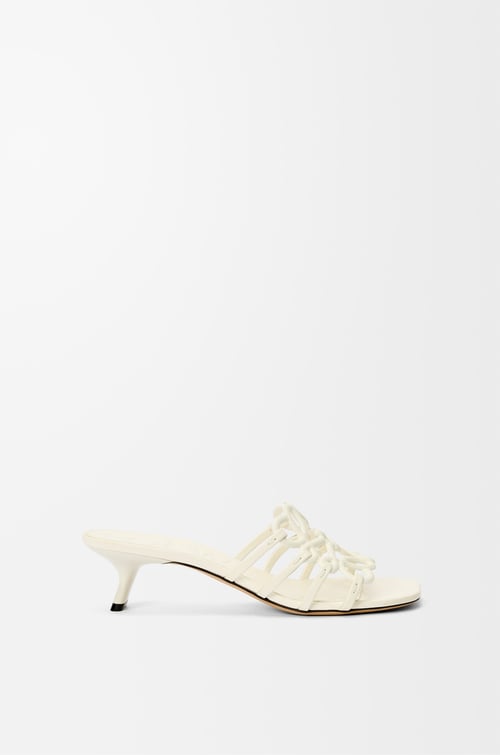 LOEWE Mules Petal Anagram en cuir de veau souple Anthurium Blanc