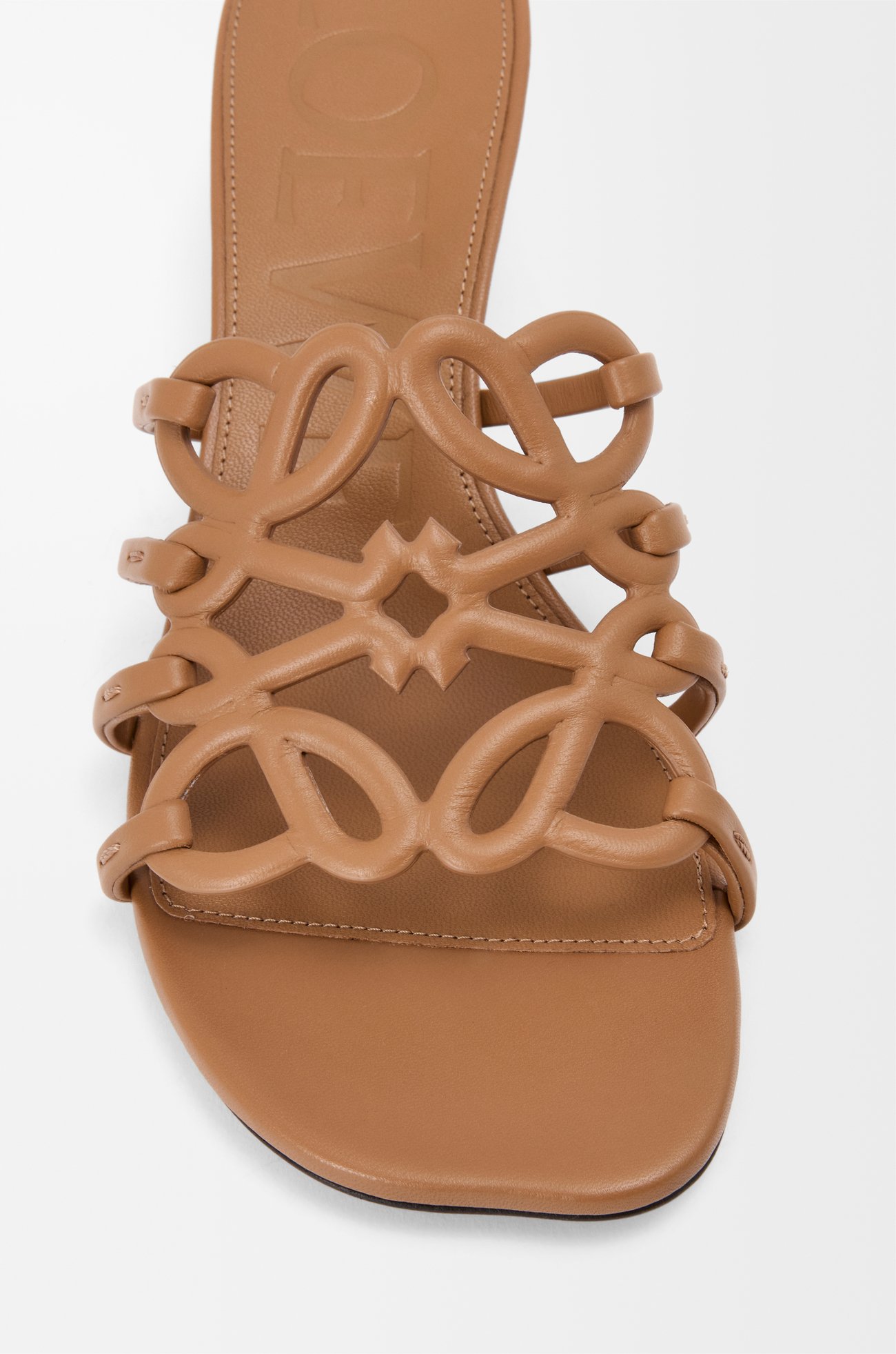 LOEWE Mules Petal Anagram en cuir de veau souple Camel